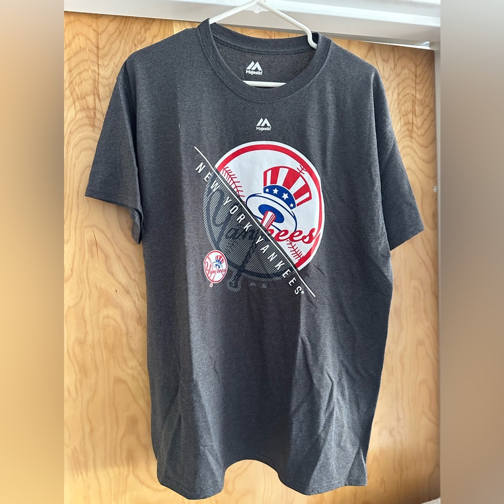 New York Yankees tee shirt size L, NWOT